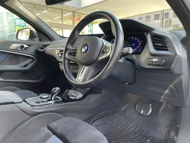 ＢＭＷ Ｍ１３５ｉ xDrive 岡山県 2021(令3)年 2.3万km アルピンホワイトⅢ 登録時走行距離22660km/純正HDDナビ/(AM/FM/BT)/置くだけ充電/衝突被害軽減システム/レーンキープアシスト/パーキングアシスト/アイドリングストップ/バックカメラ/ETC/ドライブレコーダー/BSM/電動リアゲート/D+N席パワーシート/D+N席シートヒーター/シートメモリ/パドルシフト/スマートキー/スペアキー/純正18インチアルミホイール