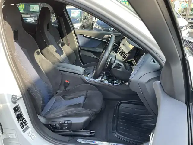 ＢＭＷ Ｍ１３５ｉ xDrive 岡山県 2021(令3)年 2.3万km アルピンホワイトⅢ 登録時走行距離22660km/純正HDDナビ/(AM/FM/BT)/置くだけ充電/衝突被害軽減システム/レーンキープアシスト/パーキングアシスト/アイドリングストップ/バックカメラ/ETC/ドライブレコーダー/BSM/電動リアゲート/D+N席パワーシート/D+N席シートヒーター/シートメモリ/パドルシフト/スマートキー/スペアキー/純正18インチアルミホイール