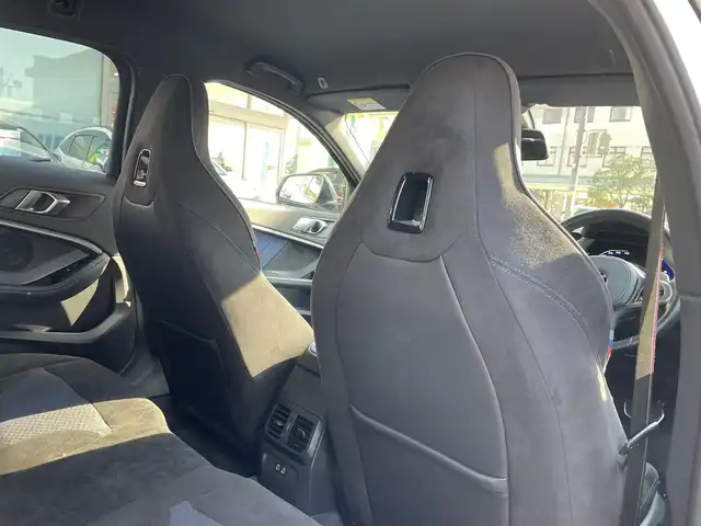 ＢＭＷ Ｍ１３５ｉ xDrive 岡山県 2021(令3)年 2.3万km アルピンホワイトⅢ 登録時走行距離22660km/純正HDDナビ/(AM/FM/BT)/置くだけ充電/衝突被害軽減システム/レーンキープアシスト/パーキングアシスト/アイドリングストップ/バックカメラ/ETC/ドライブレコーダー/BSM/電動リアゲート/D+N席パワーシート/D+N席シートヒーター/シートメモリ/パドルシフト/スマートキー/スペアキー/純正18インチアルミホイール