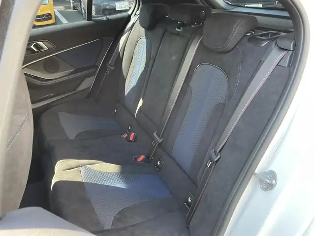 ＢＭＷ Ｍ１３５ｉ xDrive 岡山県 2021(令3)年 2.3万km アルピンホワイトⅢ 登録時走行距離22660km/純正HDDナビ/(AM/FM/BT)/置くだけ充電/衝突被害軽減システム/レーンキープアシスト/パーキングアシスト/アイドリングストップ/バックカメラ/ETC/ドライブレコーダー/BSM/電動リアゲート/D+N席パワーシート/D+N席シートヒーター/シートメモリ/パドルシフト/スマートキー/スペアキー/純正18インチアルミホイール