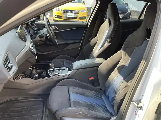 ＢＭＷ Ｍ１３５ｉ xDrive 岡山県 2021(令3)年 2.3万km アルピンホワイトⅢ 登録時走行距離22660km/純正HDDナビ/(AM/FM/BT)/置くだけ充電/衝突被害軽減システム/レーンキープアシスト/パーキングアシスト/アイドリングストップ/バックカメラ/ETC/ドライブレコーダー/BSM/電動リアゲート/D+N席パワーシート/D+N席シートヒーター/シートメモリ/パドルシフト/スマートキー/スペアキー/純正18インチアルミホイール