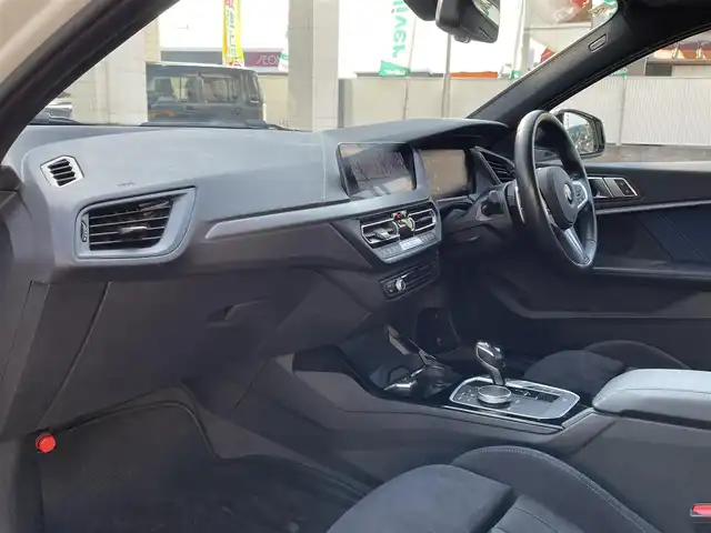 ＢＭＷ Ｍ１３５ｉ xDrive 岡山県 2021(令3)年 2.3万km アルピンホワイトⅢ 登録時走行距離22660km/純正HDDナビ/(AM/FM/BT)/置くだけ充電/衝突被害軽減システム/レーンキープアシスト/パーキングアシスト/アイドリングストップ/バックカメラ/ETC/ドライブレコーダー/BSM/電動リアゲート/D+N席パワーシート/D+N席シートヒーター/シートメモリ/パドルシフト/スマートキー/スペアキー/純正18インチアルミホイール