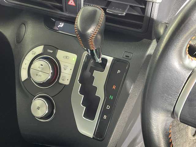 トヨタ シエンタ ハイブリッド G クエロ 神奈川県 2018(平30)年 2.7万km ブラックマイカ トヨタセーフティセンス/純正ナビ【NSZT-W66T】/・BT/フルセグTV/CD/DVD/SD/バックカメラ/両側電動スライドドア/ECON/EV/ビルトインETC/ドライブレコーダー/ハーフレザーシート/シートヒーター(D/N)/スマートキー/プッシュスタートボタン/革巻きステアリング/ステアリングスイッチ/Autoライト/シートリフター/LEDヘッドライト/フォグランプ/電動格納ミラー/ウィンカーミラー/純正フロアマット/純正15インチアルミホイール/純正ドアバイザー