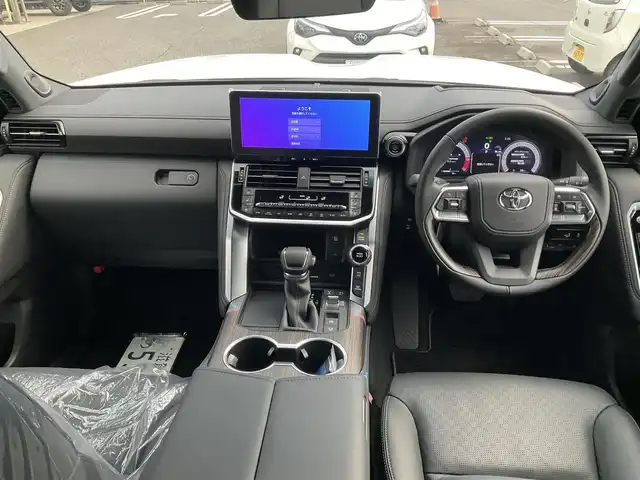 トヨタ ランドクルーザー ZX 滋賀県 2025(令7)年 0.1千km プレシャスホワイトパール 登録済み未使用車/車検10年10月まで/トヨタセーフティセンス/ブラインドスポットモニター/ルーフレール/クールボックス/メーカー12.3インチディスプレイ/　　JBLプレミアムサウンドシステム/Bluetooth、AppleCayPlay、AndroidAuto/フルセグテレビ/ビルトインETC2.0/パノラミックビューモニター/チルト&電動ムーンルーフ/パワーバックドア/LEDヘッドライト/LEDフォグランプ/カラーヘッドアップディスプレイ/ステアリングヒーター/快適温熱シート＋シートベンチレーション/スペアタイヤ有り/取扱説明書/保証書/スペアキー有り/