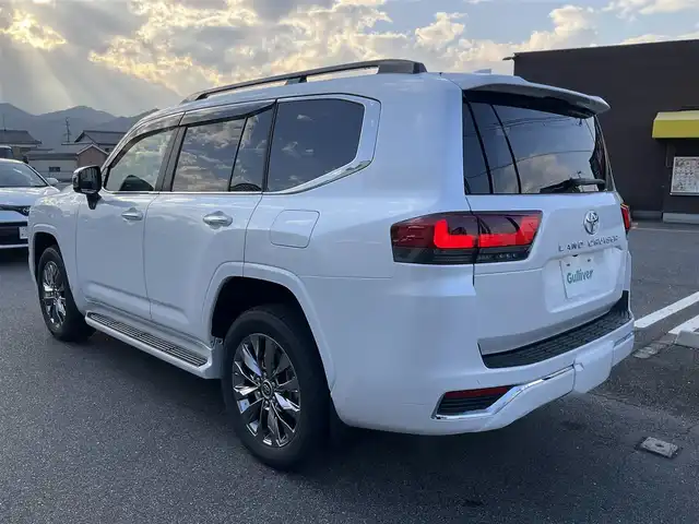 トヨタ ランドクルーザー ZX 滋賀県 2025(令7)年 0.1千km プレシャスホワイトパール 登録済み未使用車/車検10年10月まで/トヨタセーフティセンス/ブラインドスポットモニター/ルーフレール/クールボックス/メーカー12.3インチディスプレイ/　　JBLプレミアムサウンドシステム/Bluetooth、AppleCayPlay、AndroidAuto/フルセグテレビ/ビルトインETC2.0/パノラミックビューモニター/チルト&電動ムーンルーフ/パワーバックドア/LEDヘッドライト/LEDフォグランプ/カラーヘッドアップディスプレイ/ステアリングヒーター/快適温熱シート＋シートベンチレーション/スペアタイヤ有り/取扱説明書/保証書/スペアキー有り/