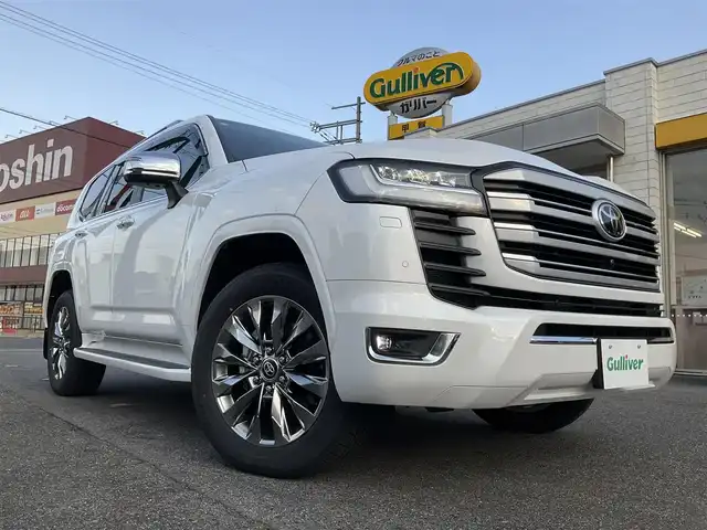 トヨタ ランドクルーザー ZX 滋賀県 2025(令7)年 0.1千km プレシャスホワイトパール 登録済み未使用車/車検10年10月まで/トヨタセーフティセンス/ブラインドスポットモニター/ルーフレール/クールボックス/メーカー12.3インチディスプレイ/　　JBLプレミアムサウンドシステム/Bluetooth、AppleCayPlay、AndroidAuto/フルセグテレビ/ビルトインETC2.0/パノラミックビューモニター/チルト&電動ムーンルーフ/パワーバックドア/LEDヘッドライト/LEDフォグランプ/カラーヘッドアップディスプレイ/ステアリングヒーター/快適温熱シート＋シートベンチレーション/スペアタイヤ有り/取扱説明書/保証書/スペアキー有り/