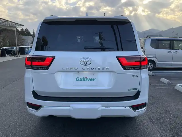 トヨタ ランドクルーザー ZX 滋賀県 2025(令7)年 0.1千km プレシャスホワイトパール 登録済み未使用車/車検10年10月まで/トヨタセーフティセンス/ブラインドスポットモニター/ルーフレール/クールボックス/メーカー12.3インチディスプレイ/　　JBLプレミアムサウンドシステム/Bluetooth、AppleCayPlay、AndroidAuto/フルセグテレビ/ビルトインETC2.0/パノラミックビューモニター/チルト&電動ムーンルーフ/パワーバックドア/LEDヘッドライト/LEDフォグランプ/カラーヘッドアップディスプレイ/ステアリングヒーター/快適温熱シート＋シートベンチレーション/スペアタイヤ有り/取扱説明書/保証書/スペアキー有り/