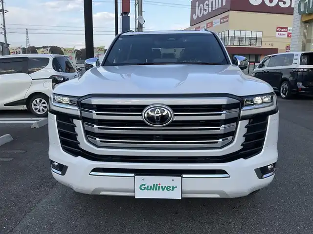 トヨタ ランドクルーザー ZX 滋賀県 2025(令7)年 0.1千km プレシャスホワイトパール 登録済み未使用車/車検10年10月まで/トヨタセーフティセンス/ブラインドスポットモニター/ルーフレール/クールボックス/メーカー12.3インチディスプレイ/　　JBLプレミアムサウンドシステム/Bluetooth、AppleCayPlay、AndroidAuto/フルセグテレビ/ビルトインETC2.0/パノラミックビューモニター/チルト&電動ムーンルーフ/パワーバックドア/LEDヘッドライト/LEDフォグランプ/カラーヘッドアップディスプレイ/ステアリングヒーター/快適温熱シート＋シートベンチレーション/スペアタイヤ有り/取扱説明書/保証書/スペアキー有り/