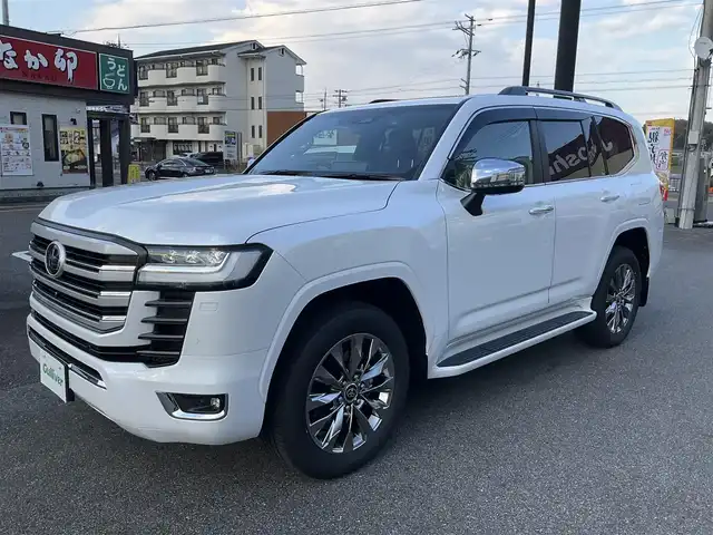 トヨタ ランドクルーザー ZX 滋賀県 2025(令7)年 0.1千km プレシャスホワイトパール 登録済み未使用車/車検10年10月まで/トヨタセーフティセンス/ブラインドスポットモニター/ルーフレール/クールボックス/メーカー12.3インチディスプレイ/　　JBLプレミアムサウンドシステム/Bluetooth、AppleCayPlay、AndroidAuto/フルセグテレビ/ビルトインETC2.0/パノラミックビューモニター/チルト&電動ムーンルーフ/パワーバックドア/LEDヘッドライト/LEDフォグランプ/カラーヘッドアップディスプレイ/ステアリングヒーター/快適温熱シート＋シートベンチレーション/スペアタイヤ有り/取扱説明書/保証書/スペアキー有り/