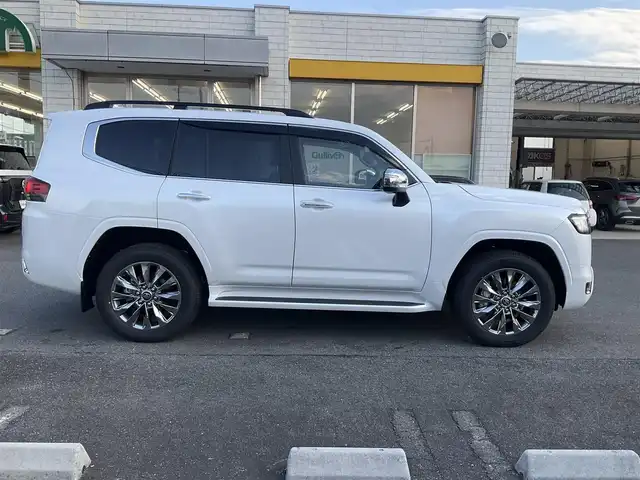 トヨタ ランドクルーザー ZX 滋賀県 2025(令7)年 0.1千km プレシャスホワイトパール 登録済み未使用車/車検10年10月まで/トヨタセーフティセンス/ブラインドスポットモニター/ルーフレール/クールボックス/メーカー12.3インチディスプレイ/　　JBLプレミアムサウンドシステム/Bluetooth、AppleCayPlay、AndroidAuto/フルセグテレビ/ビルトインETC2.0/パノラミックビューモニター/チルト&電動ムーンルーフ/パワーバックドア/LEDヘッドライト/LEDフォグランプ/カラーヘッドアップディスプレイ/ステアリングヒーター/快適温熱シート＋シートベンチレーション/スペアタイヤ有り/取扱説明書/保証書/スペアキー有り/