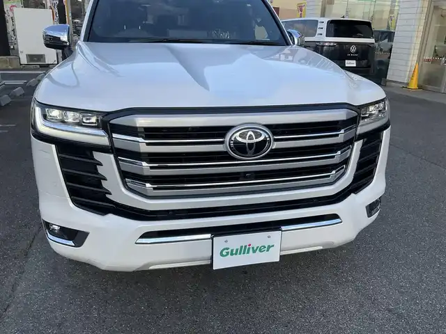 トヨタ ランドクルーザー ZX 滋賀県 2025(令7)年 0.1千km プレシャスホワイトパール 登録済み未使用車/車検10年10月まで/トヨタセーフティセンス/ブラインドスポットモニター/ルーフレール/クールボックス/メーカー12.3インチディスプレイ/　　JBLプレミアムサウンドシステム/Bluetooth、AppleCayPlay、AndroidAuto/フルセグテレビ/ビルトインETC2.0/パノラミックビューモニター/チルト&電動ムーンルーフ/パワーバックドア/LEDヘッドライト/LEDフォグランプ/カラーヘッドアップディスプレイ/ステアリングヒーター/快適温熱シート＋シートベンチレーション/スペアタイヤ有り/取扱説明書/保証書/スペアキー有り/