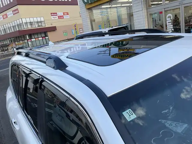 トヨタ ランドクルーザー ZX 滋賀県 2025(令7)年 0.1千km プレシャスホワイトパール 登録済み未使用車/車検10年10月まで/トヨタセーフティセンス/ブラインドスポットモニター/ルーフレール/クールボックス/メーカー12.3インチディスプレイ/　　JBLプレミアムサウンドシステム/Bluetooth、AppleCayPlay、AndroidAuto/フルセグテレビ/ビルトインETC2.0/パノラミックビューモニター/チルト&電動ムーンルーフ/パワーバックドア/LEDヘッドライト/LEDフォグランプ/カラーヘッドアップディスプレイ/ステアリングヒーター/快適温熱シート＋シートベンチレーション/スペアタイヤ有り/取扱説明書/保証書/スペアキー有り/