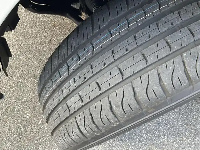 トヨタ ランドクルーザー ZX 滋賀県 2025(令7)年 0.1千km プレシャスホワイトパール 登録済み未使用車/車検10年10月まで/トヨタセーフティセンス/ブラインドスポットモニター/ルーフレール/クールボックス/メーカー12.3インチディスプレイ/　　JBLプレミアムサウンドシステム/Bluetooth、AppleCayPlay、AndroidAuto/フルセグテレビ/ビルトインETC2.0/パノラミックビューモニター/チルト&電動ムーンルーフ/パワーバックドア/LEDヘッドライト/LEDフォグランプ/カラーヘッドアップディスプレイ/ステアリングヒーター/快適温熱シート＋シートベンチレーション/スペアタイヤ有り/取扱説明書/保証書/スペアキー有り/