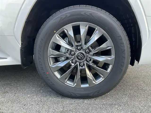 トヨタ ランドクルーザー ZX 滋賀県 2025(令7)年 0.1千km プレシャスホワイトパール 登録済み未使用車/車検10年10月まで/トヨタセーフティセンス/ブラインドスポットモニター/ルーフレール/クールボックス/メーカー12.3インチディスプレイ/　　JBLプレミアムサウンドシステム/Bluetooth、AppleCayPlay、AndroidAuto/フルセグテレビ/ビルトインETC2.0/パノラミックビューモニター/チルト&電動ムーンルーフ/パワーバックドア/LEDヘッドライト/LEDフォグランプ/カラーヘッドアップディスプレイ/ステアリングヒーター/快適温熱シート＋シートベンチレーション/スペアタイヤ有り/取扱説明書/保証書/スペアキー有り/