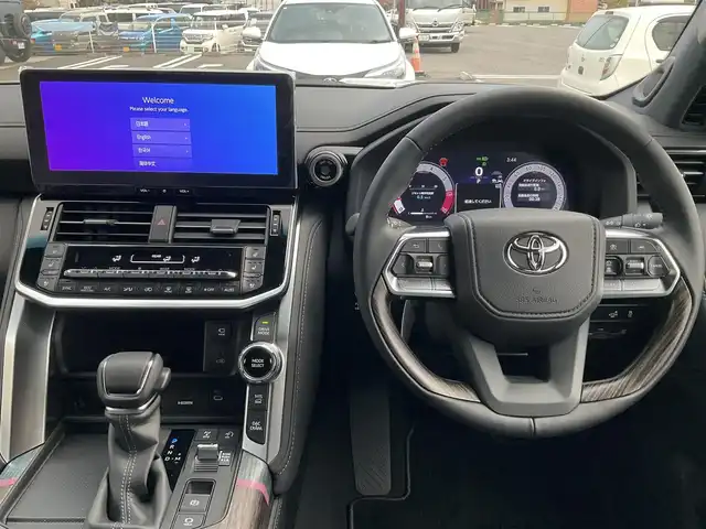 トヨタ ランドクルーザー ZX 滋賀県 2025(令7)年 0.1千km プレシャスホワイトパール 登録済み未使用車/車検10年10月まで/トヨタセーフティセンス/ブラインドスポットモニター/ルーフレール/クールボックス/メーカー12.3インチディスプレイ/　　JBLプレミアムサウンドシステム/Bluetooth、AppleCayPlay、AndroidAuto/フルセグテレビ/ビルトインETC2.0/パノラミックビューモニター/チルト&電動ムーンルーフ/パワーバックドア/LEDヘッドライト/LEDフォグランプ/カラーヘッドアップディスプレイ/ステアリングヒーター/快適温熱シート＋シートベンチレーション/スペアタイヤ有り/取扱説明書/保証書/スペアキー有り/