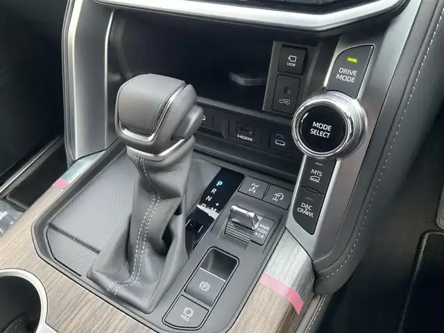 トヨタ ランドクルーザー ZX 滋賀県 2025(令7)年 0.1千km プレシャスホワイトパール 登録済み未使用車/車検10年10月まで/トヨタセーフティセンス/ブラインドスポットモニター/ルーフレール/クールボックス/メーカー12.3インチディスプレイ/　　JBLプレミアムサウンドシステム/Bluetooth、AppleCayPlay、AndroidAuto/フルセグテレビ/ビルトインETC2.0/パノラミックビューモニター/チルト&電動ムーンルーフ/パワーバックドア/LEDヘッドライト/LEDフォグランプ/カラーヘッドアップディスプレイ/ステアリングヒーター/快適温熱シート＋シートベンチレーション/スペアタイヤ有り/取扱説明書/保証書/スペアキー有り/