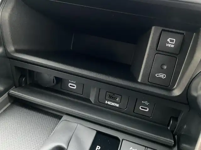 トヨタ ランドクルーザー ZX 滋賀県 2025(令7)年 0.1千km プレシャスホワイトパール 登録済み未使用車/車検10年10月まで/トヨタセーフティセンス/ブラインドスポットモニター/ルーフレール/クールボックス/メーカー12.3インチディスプレイ/　　JBLプレミアムサウンドシステム/Bluetooth、AppleCayPlay、AndroidAuto/フルセグテレビ/ビルトインETC2.0/パノラミックビューモニター/チルト&電動ムーンルーフ/パワーバックドア/LEDヘッドライト/LEDフォグランプ/カラーヘッドアップディスプレイ/ステアリングヒーター/快適温熱シート＋シートベンチレーション/スペアタイヤ有り/取扱説明書/保証書/スペアキー有り/