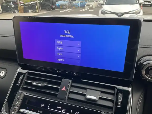 トヨタ ランドクルーザー ZX 滋賀県 2025(令7)年 0.1千km プレシャスホワイトパール 登録済み未使用車/車検10年10月まで/トヨタセーフティセンス/ブラインドスポットモニター/ルーフレール/クールボックス/メーカー12.3インチディスプレイ/　　JBLプレミアムサウンドシステム/Bluetooth、AppleCayPlay、AndroidAuto/フルセグテレビ/ビルトインETC2.0/パノラミックビューモニター/チルト&電動ムーンルーフ/パワーバックドア/LEDヘッドライト/LEDフォグランプ/カラーヘッドアップディスプレイ/ステアリングヒーター/快適温熱シート＋シートベンチレーション/スペアタイヤ有り/取扱説明書/保証書/スペアキー有り/