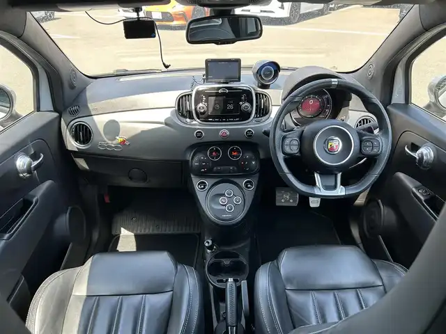 アバルト ５９５Ｃ ツーリズモ 東京都 2018(平30)年 3.9万km Gligio Campovolo 社外ポータブルナビ〔CN-G540D〕/　・ワンセグTV/本革シート/17インチAW/パドルシフト/革巻きハンドル/ステアリングスイッチ/自動防眩ミラー/ブーストメーター/ETC/フォグランプ/保証書/取扱説明書