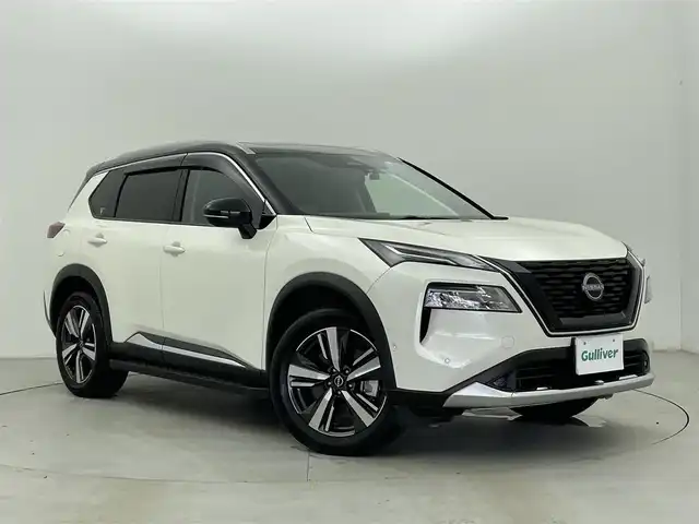 日産 エクストレイル G e－4ORCE 富山県 2023(令5)年 1.2万km ブリリアントホワイトパール/スーパーブラック 2トーン サンルーフ/BOSEサウンド/純正12.3型ナビ（AM/FM/BT/USB/フルセグ）/全方位カメラ/ドライブレコーダー/ETC/デジタルインナーミラー/オートホールド付電子パーキング/ブラインドスポットモニター/ヘッドアップディスプレイ/レザーシート/D/N席パワーシート/D席メモリシート/シートヒーター/衝突被害軽減システム/レーダークルーズコントロール/レーンキープアシスト/コーナーセンサー/横滑り防止装置/アイドリングストップ/パワーバックドア/オートLEDライト/オートマチックハイビーム/純正アルミホイール/純正フロアマット/置くだけ充電/革巻きステアリング/ステアリングスイッチ/スマートキー/スペアキー