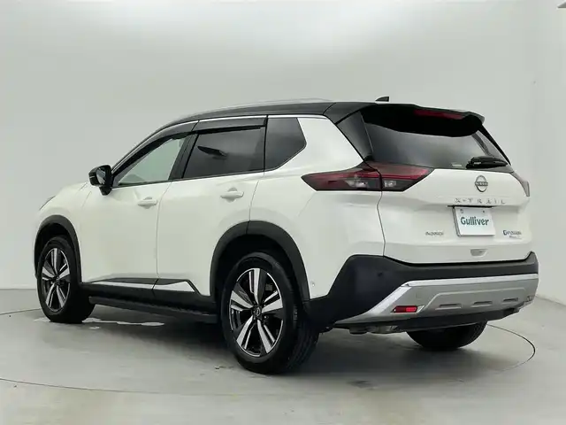 日産 エクストレイル G e－4ORCE 富山県 2023(令5)年 1.2万km ブリリアントホワイトパール/スーパーブラック 2トーン サンルーフ/BOSEサウンド/純正12.3型ナビ（AM/FM/BT/USB/フルセグ）/全方位カメラ/ドライブレコーダー/ETC/デジタルインナーミラー/オートホールド付電子パーキング/ブラインドスポットモニター/ヘッドアップディスプレイ/レザーシート/D/N席パワーシート/D席メモリシート/シートヒーター/衝突被害軽減システム/レーダークルーズコントロール/レーンキープアシスト/コーナーセンサー/横滑り防止装置/アイドリングストップ/パワーバックドア/オートLEDライト/オートマチックハイビーム/純正アルミホイール/純正フロアマット/置くだけ充電/革巻きステアリング/ステアリングスイッチ/スマートキー/スペアキー