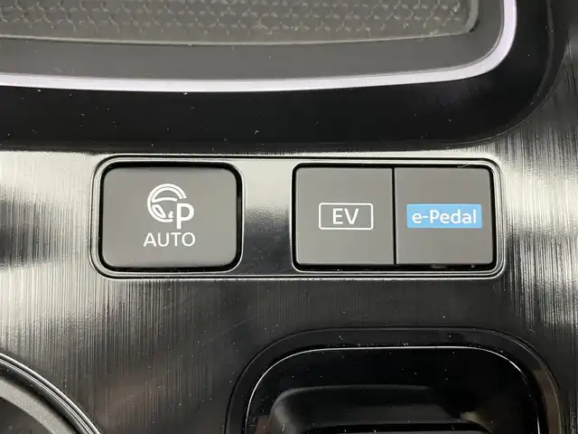 日産 エクストレイル G e－4ORCE 富山県 2023(令5)年 1.2万km ブリリアントホワイトパール/スーパーブラック 2トーン サンルーフ/BOSEサウンド/純正12.3型ナビ（AM/FM/BT/USB/フルセグ）/全方位カメラ/ドライブレコーダー/ETC/デジタルインナーミラー/オートホールド付電子パーキング/ブラインドスポットモニター/ヘッドアップディスプレイ/レザーシート/D/N席パワーシート/D席メモリシート/シートヒーター/衝突被害軽減システム/レーダークルーズコントロール/レーンキープアシスト/コーナーセンサー/横滑り防止装置/アイドリングストップ/パワーバックドア/オートLEDライト/オートマチックハイビーム/純正アルミホイール/純正フロアマット/置くだけ充電/革巻きステアリング/ステアリングスイッチ/スマートキー/スペアキー
