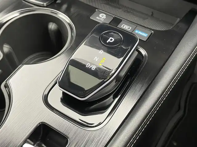 日産 エクストレイル G e－4ORCE 富山県 2023(令5)年 1.2万km ブリリアントホワイトパール/スーパーブラック 2トーン サンルーフ/BOSEサウンド/純正12.3型ナビ（AM/FM/BT/USB/フルセグ）/全方位カメラ/ドライブレコーダー/ETC/デジタルインナーミラー/オートホールド付電子パーキング/ブラインドスポットモニター/ヘッドアップディスプレイ/レザーシート/D/N席パワーシート/D席メモリシート/シートヒーター/衝突被害軽減システム/レーダークルーズコントロール/レーンキープアシスト/コーナーセンサー/横滑り防止装置/アイドリングストップ/パワーバックドア/オートLEDライト/オートマチックハイビーム/純正アルミホイール/純正フロアマット/置くだけ充電/革巻きステアリング/ステアリングスイッチ/スマートキー/スペアキー