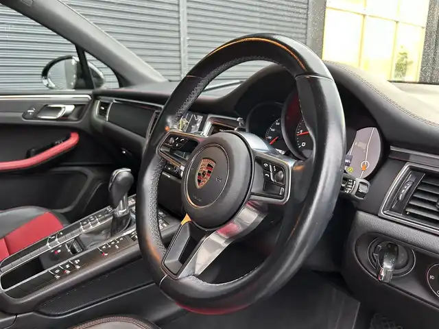 ポルシェ マカン 茨城県 2018(平30)年 5.9万km ブラック 中期型　/ワンオーナー　/赤黒コンビレザーシート　/パワーシート　/ナビ　/ＣａｒＰｌａｙ　/ＢＴ　/ＵＳＢ　/バックカメラ　/パーキングセンサー　/パワーテールゲート　/キセノン　/クルーズコントロール　/ＥＴＣ　/禁煙車