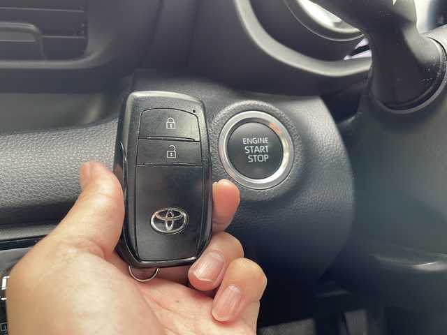 トヨタ ヤリス G 高知県 2021(令3)年 4万km シルバーM ディスプレイオーディオ＋ナビ/・フルセグTV/・Bluetooth/・アップルカープレイ/純正ドラレコ/バックモニター/ETC/プリクラッシュセーフティ/オートマチックハイビーム/プッシュスタート/車線逸脱防止/横滑り防止/スマートキー