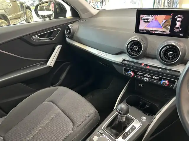アウディ Ｑ２ 30TFSIスポーツ 東京都 2020(令2)年 4.1万km ミトスブラックメタリック ワンオーナー/純正ナビ/(CD/DVD/USB/Bluetooth/ワンセグ/AUX)/バックカメラ/前席シートヒーター/プリクラッシュセーフティ/アダプティブクルーズコントロール/コーナーセンサー/LKA/スマートキー/プッシュスタート/オートライト/LEDライト/前後フォグランプ/ETC2.0/純正フロアマット/ISOFIX/革巻きステアリング/ステアリングスイッチ/電動パーキング/パワーバックドア/リア5面フィルム/アイドリングストップ/トノカバー/電動格納ウィンカーミラー/純正17インチアルミホイール/W+サイドSRS＆ABS/横滑り防止装置