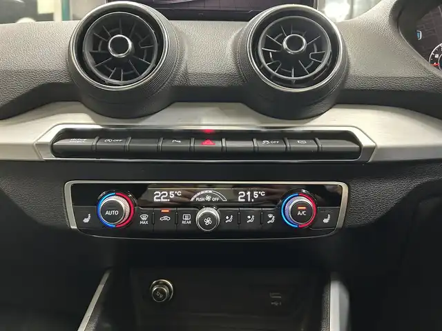 アウディ Ｑ２ 30TFSIスポーツ 東京都 2020(令2)年 4.1万km ミトスブラックメタリック ワンオーナー/純正ナビ/(CD/DVD/USB/Bluetooth/ワンセグ/AUX)/バックカメラ/前席シートヒーター/プリクラッシュセーフティ/アダプティブクルーズコントロール/コーナーセンサー/LKA/スマートキー/プッシュスタート/オートライト/LEDライト/前後フォグランプ/ETC2.0/純正フロアマット/ISOFIX/革巻きステアリング/ステアリングスイッチ/電動パーキング/パワーバックドア/リア5面フィルム/アイドリングストップ/トノカバー/電動格納ウィンカーミラー/純正17インチアルミホイール/W+サイドSRS＆ABS/横滑り防止装置