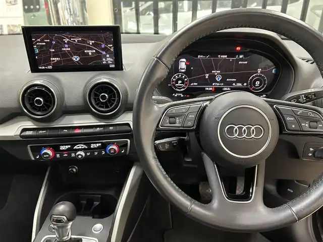 アウディ Ｑ２ 30TFSIスポーツ 東京都 2020(令2)年 4.1万km ミトスブラックメタリック ワンオーナー/純正ナビ/(CD/DVD/USB/Bluetooth/ワンセグ/AUX)/バックカメラ/前席シートヒーター/プリクラッシュセーフティ/アダプティブクルーズコントロール/コーナーセンサー/LKA/スマートキー/プッシュスタート/オートライト/LEDライト/前後フォグランプ/ETC2.0/純正フロアマット/ISOFIX/革巻きステアリング/ステアリングスイッチ/電動パーキング/パワーバックドア/リア5面フィルム/アイドリングストップ/トノカバー/電動格納ウィンカーミラー/純正17インチアルミホイール/W+サイドSRS＆ABS/横滑り防止装置
