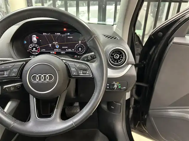 アウディ Ｑ２ 30TFSIスポーツ 東京都 2020(令2)年 4.1万km ミトスブラックメタリック ワンオーナー/純正ナビ/(CD/DVD/USB/Bluetooth/ワンセグ/AUX)/バックカメラ/前席シートヒーター/プリクラッシュセーフティ/アダプティブクルーズコントロール/コーナーセンサー/LKA/スマートキー/プッシュスタート/オートライト/LEDライト/前後フォグランプ/ETC2.0/純正フロアマット/ISOFIX/革巻きステアリング/ステアリングスイッチ/電動パーキング/パワーバックドア/リア5面フィルム/アイドリングストップ/トノカバー/電動格納ウィンカーミラー/純正17インチアルミホイール/W+サイドSRS＆ABS/横滑り防止装置