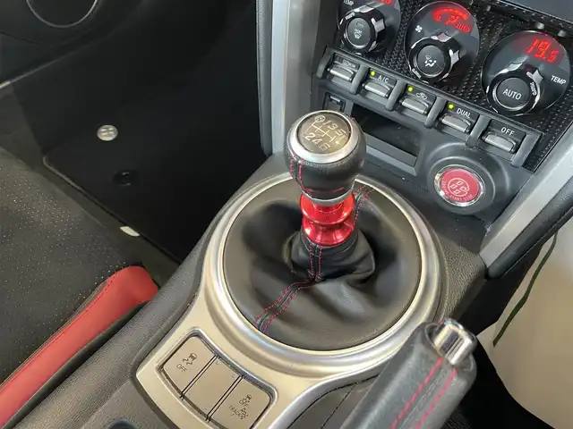 トヨタ ８６ GT LTD ハイパーパフォーマ 千葉県 2017(平29)年 8.5万km クリスタルホワイトパール 6MT/TOM’Sフロント/サイドスポイラー/HKS二本出しマフラー/MAX ORIDO 感度MAXスロットルコントローラー/ZERO SPORTSクールインシュレーター/TRDボンネットダンパー/BLITZタワーバー/ブレンボブレーキキャリパー/社外SDナビ【MDV-Z904W】/・CD/DVD/MSV/Bluetooth/フルセグ/バックカメラ/専用ハーフレザーシート/前席シートヒーター/クルーズコントロール/スマートキー/純正17インチアルミホイール/社外ドライブレコーダー【DRV-N520】/純正LEDヘッドライト/フォグランプ/本革巻きステアリング/サイド＆カーテンエアバッグ/新車時保証書＆取扱説明書