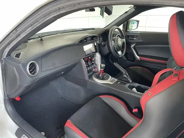 トヨタ ８６ GT LTD ハイパーパフォーマ 千葉県 2017(平29)年 8.5万km クリスタルホワイトパール 6MT/TOM’Sフロント/サイドスポイラー/HKS二本出しマフラー/MAX ORIDO 感度MAXスロットルコントローラー/ZERO SPORTSクールインシュレーター/TRDボンネットダンパー/BLITZタワーバー/ブレンボブレーキキャリパー/社外SDナビ【MDV-Z904W】/・CD/DVD/MSV/Bluetooth/フルセグ/バックカメラ/専用ハーフレザーシート/前席シートヒーター/クルーズコントロール/スマートキー/純正17インチアルミホイール/社外ドライブレコーダー【DRV-N520】/純正LEDヘッドライト/フォグランプ/本革巻きステアリング/サイド＆カーテンエアバッグ/新車時保証書＆取扱説明書