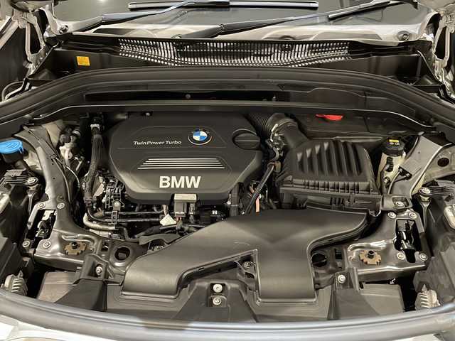 ＢＭＷ Ｘ１ xDrive 18d xライン 新潟県 2017(平29)年 3.8万km グレイシャーシルバー ライトパッケージ/・照明付きバニティミラー/・アンビエントライト/パークディスタンスコントロール/パーキングアシスト/コーナーセンサー/スライディングリアシート/オートマチックエアーコンディショナー/オートマチックテールゲートオペレーション/HDDナビゲーションシステム/・Bluetooth/・AM/FM/・AUX/クルーズコントロール/オートライト/前後ドライブレコーダー/LEDヘッドライト/ハーフレザーシート/保証書/取扱説明書/スペアキー