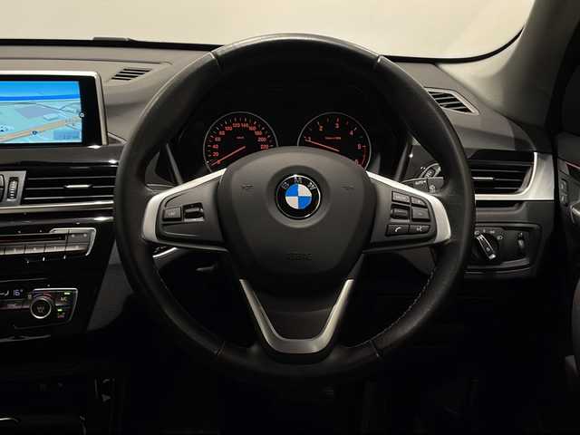 ＢＭＷ Ｘ１ xDrive 18d xライン 新潟県 2017(平29)年 3.8万km グレイシャーシルバー ライトパッケージ/・照明付きバニティミラー/・アンビエントライト/パークディスタンスコントロール/パーキングアシスト/コーナーセンサー/スライディングリアシート/オートマチックエアーコンディショナー/オートマチックテールゲートオペレーション/HDDナビゲーションシステム/・Bluetooth/・AM/FM/・AUX/クルーズコントロール/オートライト/前後ドライブレコーダー/LEDヘッドライト/ハーフレザーシート/保証書/取扱説明書/スペアキー