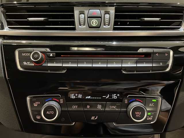 ＢＭＷ Ｘ１ xDrive 18d xライン 新潟県 2017(平29)年 3.8万km グレイシャーシルバー ライトパッケージ/・照明付きバニティミラー/・アンビエントライト/パークディスタンスコントロール/パーキングアシスト/コーナーセンサー/スライディングリアシート/オートマチックエアーコンディショナー/オートマチックテールゲートオペレーション/HDDナビゲーションシステム/・Bluetooth/・AM/FM/・AUX/クルーズコントロール/オートライト/前後ドライブレコーダー/LEDヘッドライト/ハーフレザーシート/保証書/取扱説明書/スペアキー