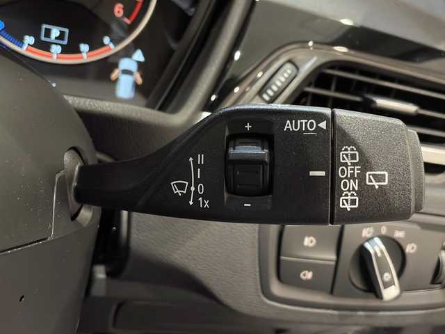 ＢＭＷ Ｘ１ xDrive 18d xライン 新潟県 2017(平29)年 3.8万km グレイシャーシルバー ライトパッケージ/・照明付きバニティミラー/・アンビエントライト/パークディスタンスコントロール/パーキングアシスト/コーナーセンサー/スライディングリアシート/オートマチックエアーコンディショナー/オートマチックテールゲートオペレーション/HDDナビゲーションシステム/・Bluetooth/・AM/FM/・AUX/クルーズコントロール/オートライト/前後ドライブレコーダー/LEDヘッドライト/ハーフレザーシート/保証書/取扱説明書/スペアキー