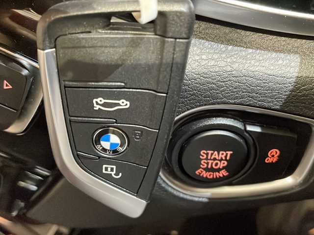 ＢＭＷ Ｘ１ xDrive 18d xライン 新潟県 2017(平29)年 3.8万km グレイシャーシルバー ライトパッケージ/・照明付きバニティミラー/・アンビエントライト/パークディスタンスコントロール/パーキングアシスト/コーナーセンサー/スライディングリアシート/オートマチックエアーコンディショナー/オートマチックテールゲートオペレーション/HDDナビゲーションシステム/・Bluetooth/・AM/FM/・AUX/クルーズコントロール/オートライト/前後ドライブレコーダー/LEDヘッドライト/ハーフレザーシート/保証書/取扱説明書/スペアキー