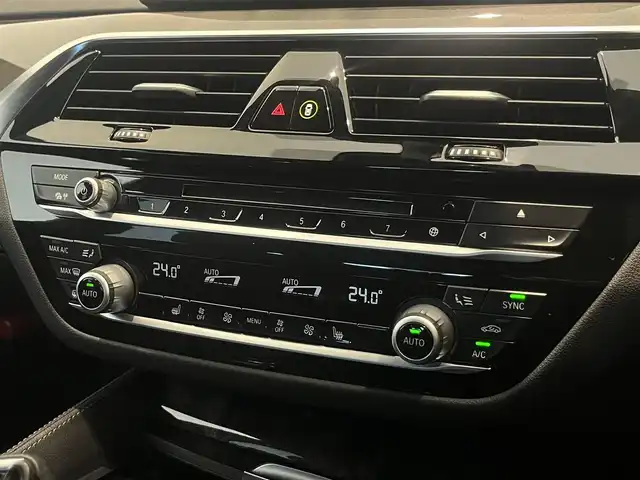 ＢＭＷ ５２３ｄ ツーリング Mスポーツ 岐阜県 2018(平30)年 3.8万km アルピンホワイトⅢ ハイラインパッケージ/　ランバーサポート/　シートヒーティング/　レザーシート/　パワーシート/イノベーションパッケージ/　ディスプレイキー/　リモートパーキング/　ジェスチャーコントロール/　ヘッドアップディスプレイ/　ワイヤレスチャージング/パーキングアシストプラス/　パークティスタンスコントロール/　パーキングアシスト/　トップビュー３Dビュー/　サイドビューカメラ/　リアビューカメラ/ドライビングアシストプラス/　アクティブクルーズコントロール/　ステアリングレーンコントロールアシスト/　レーンディパーチャーウォーニング/　レーンチェンジウォーニング/　アクティブサイドコリジョンプロテクション/　衝突回避被害軽減ブレーキ/　前車接近警告/　後車衝突警告/　クロストラフィックウォーニング/パークディスタンスコントロール/アダプティブLEDヘッドライト/アンビエントライト/純正HDDナビゲーション/フルセグTV/DVD、CD再生/Bluetooth/HiFiスピーカーシステム/DSRC車載器ルームミラー