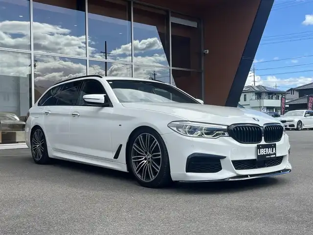 ＢＭＷ ５２３ｄ ツーリング Mスポーツ 岐阜県 2018(平30)年 3.8万km アルピンホワイトⅢ ハイラインパッケージ/　ランバーサポート/　シートヒーティング/　レザーシート/　パワーシート/イノベーションパッケージ/　ディスプレイキー/　リモートパーキング/　ジェスチャーコントロール/　ヘッドアップディスプレイ/　ワイヤレスチャージング/パーキングアシストプラス/　パークティスタンスコントロール/　パーキングアシスト/　トップビュー３Dビュー/　サイドビューカメラ/　リアビューカメラ/ドライビングアシストプラス/　アクティブクルーズコントロール/　ステアリングレーンコントロールアシスト/　レーンディパーチャーウォーニング/　レーンチェンジウォーニング/　アクティブサイドコリジョンプロテクション/　衝突回避被害軽減ブレーキ/　前車接近警告/　後車衝突警告/　クロストラフィックウォーニング/パークディスタンスコントロール/アダプティブLEDヘッドライト/アンビエントライト/純正HDDナビゲーション/フルセグTV/DVD、CD再生/Bluetooth/HiFiスピーカーシステム/DSRC車載器ルームミラー