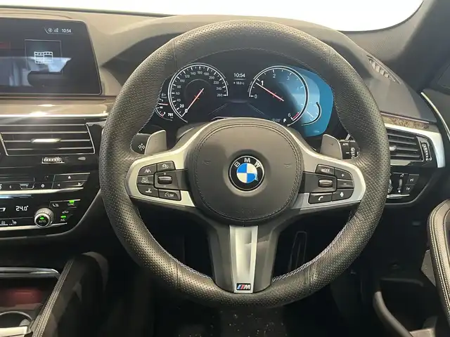 ＢＭＷ ５２３ｄ ツーリング Mスポーツ 岐阜県 2018(平30)年 3.8万km アルピンホワイトⅢ ハイラインパッケージ/　ランバーサポート/　シートヒーティング/　レザーシート/　パワーシート/イノベーションパッケージ/　ディスプレイキー/　リモートパーキング/　ジェスチャーコントロール/　ヘッドアップディスプレイ/　ワイヤレスチャージング/パーキングアシストプラス/　パークティスタンスコントロール/　パーキングアシスト/　トップビュー３Dビュー/　サイドビューカメラ/　リアビューカメラ/ドライビングアシストプラス/　アクティブクルーズコントロール/　ステアリングレーンコントロールアシスト/　レーンディパーチャーウォーニング/　レーンチェンジウォーニング/　アクティブサイドコリジョンプロテクション/　衝突回避被害軽減ブレーキ/　前車接近警告/　後車衝突警告/　クロストラフィックウォーニング/パークディスタンスコントロール/アダプティブLEDヘッドライト/アンビエントライト/純正HDDナビゲーション/フルセグTV/DVD、CD再生/Bluetooth/HiFiスピーカーシステム/DSRC車載器ルームミラー