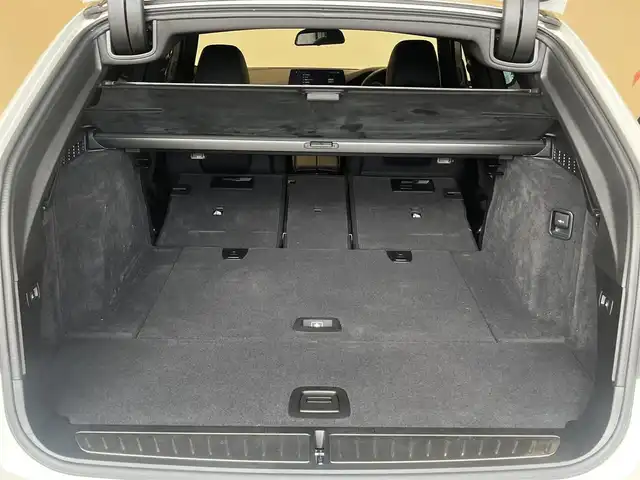 ＢＭＷ ５２３ｄ ツーリング Mスポーツ 岐阜県 2018(平30)年 3.8万km アルピンホワイトⅢ ハイラインパッケージ/　ランバーサポート/　シートヒーティング/　レザーシート/　パワーシート/イノベーションパッケージ/　ディスプレイキー/　リモートパーキング/　ジェスチャーコントロール/　ヘッドアップディスプレイ/　ワイヤレスチャージング/パーキングアシストプラス/　パークティスタンスコントロール/　パーキングアシスト/　トップビュー３Dビュー/　サイドビューカメラ/　リアビューカメラ/ドライビングアシストプラス/　アクティブクルーズコントロール/　ステアリングレーンコントロールアシスト/　レーンディパーチャーウォーニング/　レーンチェンジウォーニング/　アクティブサイドコリジョンプロテクション/　衝突回避被害軽減ブレーキ/　前車接近警告/　後車衝突警告/　クロストラフィックウォーニング/パークディスタンスコントロール/アダプティブLEDヘッドライト/アンビエントライト/純正HDDナビゲーション/フルセグTV/DVD、CD再生/Bluetooth/HiFiスピーカーシステム/DSRC車載器ルームミラー