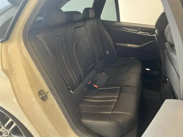 ＢＭＷ ５２３ｄ ツーリング Mスポーツ 岐阜県 2018(平30)年 3.8万km アルピンホワイトⅢ ハイラインパッケージ/　ランバーサポート/　シートヒーティング/　レザーシート/　パワーシート/イノベーションパッケージ/　ディスプレイキー/　リモートパーキング/　ジェスチャーコントロール/　ヘッドアップディスプレイ/　ワイヤレスチャージング/パーキングアシストプラス/　パークティスタンスコントロール/　パーキングアシスト/　トップビュー３Dビュー/　サイドビューカメラ/　リアビューカメラ/ドライビングアシストプラス/　アクティブクルーズコントロール/　ステアリングレーンコントロールアシスト/　レーンディパーチャーウォーニング/　レーンチェンジウォーニング/　アクティブサイドコリジョンプロテクション/　衝突回避被害軽減ブレーキ/　前車接近警告/　後車衝突警告/　クロストラフィックウォーニング/パークディスタンスコントロール/アダプティブLEDヘッドライト/アンビエントライト/純正HDDナビゲーション/フルセグTV/DVD、CD再生/Bluetooth/HiFiスピーカーシステム/DSRC車載器ルームミラー