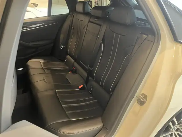 ＢＭＷ ５２３ｄ ツーリング Mスポーツ 岐阜県 2018(平30)年 3.8万km アルピンホワイトⅢ ハイラインパッケージ/　ランバーサポート/　シートヒーティング/　レザーシート/　パワーシート/イノベーションパッケージ/　ディスプレイキー/　リモートパーキング/　ジェスチャーコントロール/　ヘッドアップディスプレイ/　ワイヤレスチャージング/パーキングアシストプラス/　パークティスタンスコントロール/　パーキングアシスト/　トップビュー３Dビュー/　サイドビューカメラ/　リアビューカメラ/ドライビングアシストプラス/　アクティブクルーズコントロール/　ステアリングレーンコントロールアシスト/　レーンディパーチャーウォーニング/　レーンチェンジウォーニング/　アクティブサイドコリジョンプロテクション/　衝突回避被害軽減ブレーキ/　前車接近警告/　後車衝突警告/　クロストラフィックウォーニング/パークディスタンスコントロール/アダプティブLEDヘッドライト/アンビエントライト/純正HDDナビゲーション/フルセグTV/DVD、CD再生/Bluetooth/HiFiスピーカーシステム/DSRC車載器ルームミラー