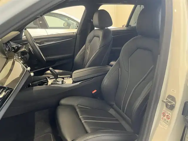 ＢＭＷ ５２３ｄ ツーリング Mスポーツ 岐阜県 2018(平30)年 3.8万km アルピンホワイトⅢ ハイラインパッケージ/　ランバーサポート/　シートヒーティング/　レザーシート/　パワーシート/イノベーションパッケージ/　ディスプレイキー/　リモートパーキング/　ジェスチャーコントロール/　ヘッドアップディスプレイ/　ワイヤレスチャージング/パーキングアシストプラス/　パークティスタンスコントロール/　パーキングアシスト/　トップビュー３Dビュー/　サイドビューカメラ/　リアビューカメラ/ドライビングアシストプラス/　アクティブクルーズコントロール/　ステアリングレーンコントロールアシスト/　レーンディパーチャーウォーニング/　レーンチェンジウォーニング/　アクティブサイドコリジョンプロテクション/　衝突回避被害軽減ブレーキ/　前車接近警告/　後車衝突警告/　クロストラフィックウォーニング/パークディスタンスコントロール/アダプティブLEDヘッドライト/アンビエントライト/純正HDDナビゲーション/フルセグTV/DVD、CD再生/Bluetooth/HiFiスピーカーシステム/DSRC車載器ルームミラー