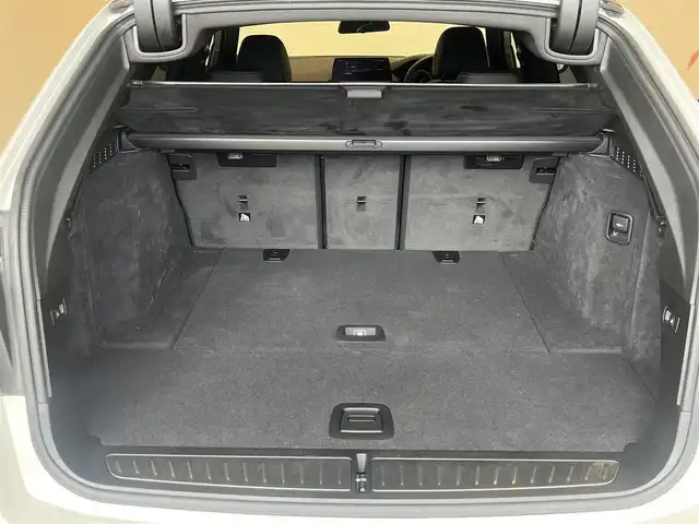 ＢＭＷ ５２３ｄ ツーリング Mスポーツ 岐阜県 2018(平30)年 3.8万km アルピンホワイトⅢ ハイラインパッケージ/　ランバーサポート/　シートヒーティング/　レザーシート/　パワーシート/イノベーションパッケージ/　ディスプレイキー/　リモートパーキング/　ジェスチャーコントロール/　ヘッドアップディスプレイ/　ワイヤレスチャージング/パーキングアシストプラス/　パークティスタンスコントロール/　パーキングアシスト/　トップビュー３Dビュー/　サイドビューカメラ/　リアビューカメラ/ドライビングアシストプラス/　アクティブクルーズコントロール/　ステアリングレーンコントロールアシスト/　レーンディパーチャーウォーニング/　レーンチェンジウォーニング/　アクティブサイドコリジョンプロテクション/　衝突回避被害軽減ブレーキ/　前車接近警告/　後車衝突警告/　クロストラフィックウォーニング/パークディスタンスコントロール/アダプティブLEDヘッドライト/アンビエントライト/純正HDDナビゲーション/フルセグTV/DVD、CD再生/Bluetooth/HiFiスピーカーシステム/DSRC車載器ルームミラー