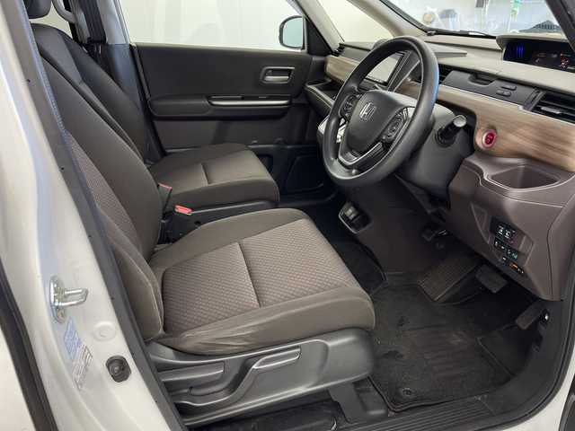 ホンダ フリード＋ ハイブリット G ホンダセンシング 岐阜県 2020(令2)年 4.6万km プラチナホワイトパール 社外SDナビ/CD/DVD/Bluetooth/USB/SD/フルセグTV/バックモニター/両側パワースライドドア/衝突軽減ブレーキ/路外逸脱抑制機能/アダプティブクルーズコントロール/パーキングセンサー/シートヒーター/ビルトインETC/ステアリングリモコン/オートLEDヘッドライト/ロールサンシェード/寒冷地仕様/スマートキー/プッシュスタート/ドアバイザー/社外フロアマット