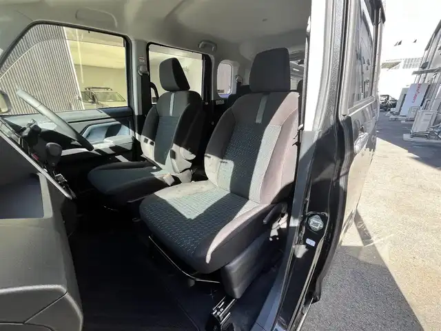 トヨタ ルーミー カスタムG 滋賀県 2023(令5)年 3.5万km ブラックマイカメタリック 純正7インチナビ/【Bluetooth/CD/DVD/フルセグTV】/両側パワースライドドア/レーダークルーズコントロール/クリアランスソナー/衝突軽減ブレーキ/LEDヘッドライト/オートマチックハイビーム/ETC/前後ドライブレコーダー/D/Nシートヒーター/電動パーキングブレーキ/オートブレーキホールド/プッシュスタート/スマートキー/ステアリングリモコン